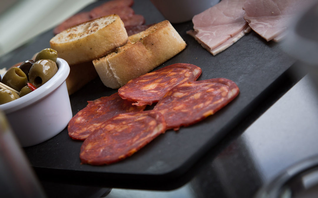 Salami, chorizo, saucissons